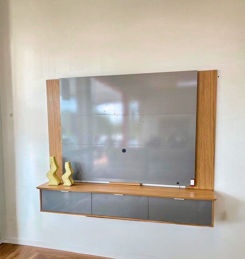 Painel de TV suspenso